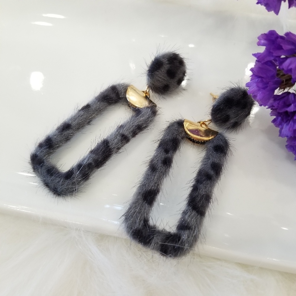 Gray faux fur leapord earrings - Picture 2 of 3